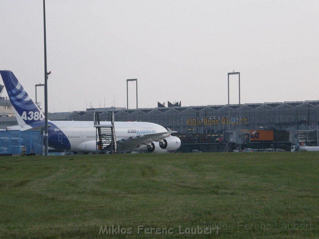 Warten auf den Airbus 380 Koeln Bonn P340.JPG